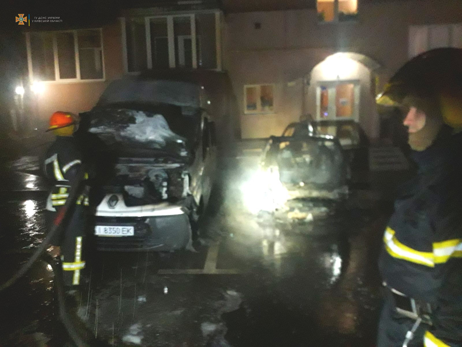 У Ворзелі у дворі житлового будинку згоріли 3 авто - зображення